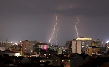 Paralajmërohen stuhi e breshër në dy ditët e ardhshme në Kosovë, qytetarëve u kërkohet të kenë kujdes