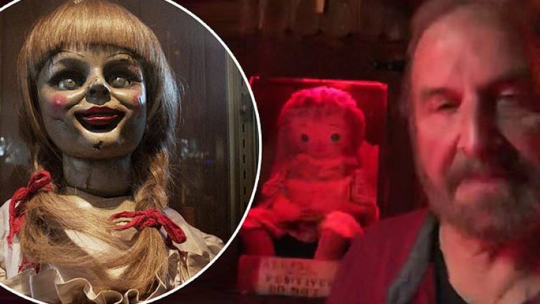 Përhapet panik në rrjetet sociale se kukulla ‘Anabelle’ është arratisur nga muzeu ku ndodhet, ashtu siç ndodh edhe në film