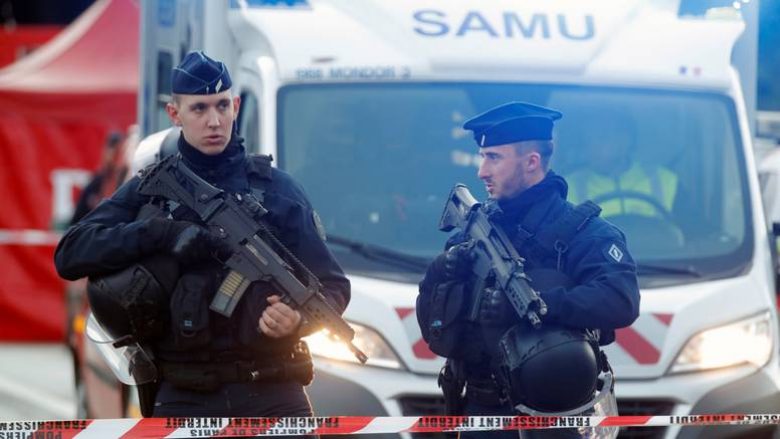 Sulm me thikë në afërsi të zyrave të revistës “Charlie Hebdo”, plagosen katër persona në Paris