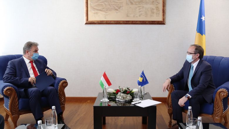 Ambasadori Bencze konfirmon mbështetjen e Hungarisë për Kosovën, ofrohet kredi prej 62 milionë euro