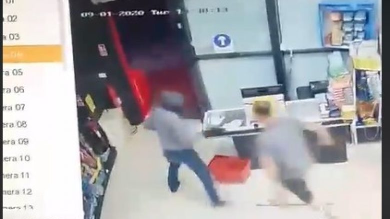​Hajni i armatosur hyn në një market në Prishtinë, frikësohet nga një konsumator – largohet duarthatë