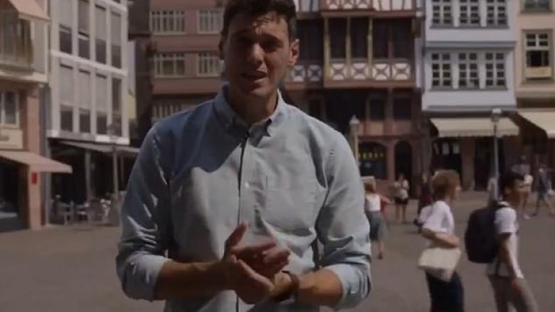 Po raportonte drejtpërdrejt nga Frankfurti, dyshja ecin mbrapsht që gazetari i BBC-së të duket sikur kishte edituar videon