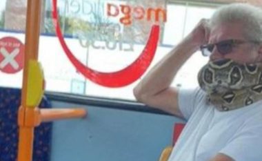 Në vend të maskës, fytyrën e kishte mbuluar me gjarpër – pasagjerët shikojnë të habitur burrin në autobus
