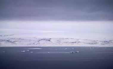 Arktiku po mbetet pa akull, shkëputet një copë e madhe e akullit në Grenlandë – është 80 kilometra e gjatë dhe 20 e gjerë