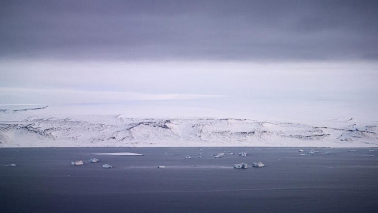 Arktiku po mbetet pa akull, shkëputet një copë e madhe e akullit në Grenlandë – është 80 kilometra e gjatë dhe 20 e gjerë