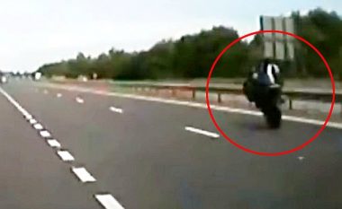 Voziste motoçikletën me 160 km/h me një rrotë, nuk e dinte që pas kishte veturën civile të policisë britanike