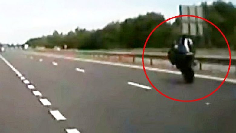 Voziste motoçikletën me 160 km/h me një rrotë, nuk e dinte që pas kishte veturën civile të policisë britanike