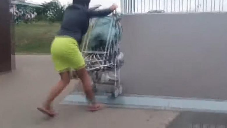 Rusja e dehur tenton të bëjë “akrobacione” me karrocën me fëmijë, rrëzohet disa herë në tokë – bashkë me të bijën