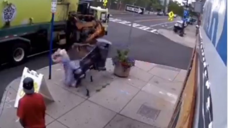 Derisa kamioni i mbeturinave po merrte kontejnerin në Nju Jork, e pësoi gruaja e moshuar që ishte ulur afër