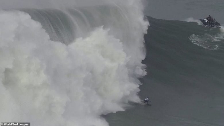Braziliania që bëri “surf” mbi dallgët 22 metra të larta