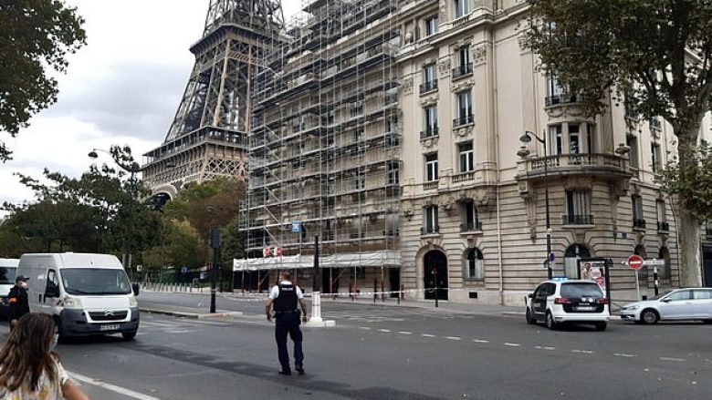 Pas kërcënimit se mund të jetë vendosur mjet shpërthyes, mbyllet kulla Eiffel – policia evakuon qytetarët