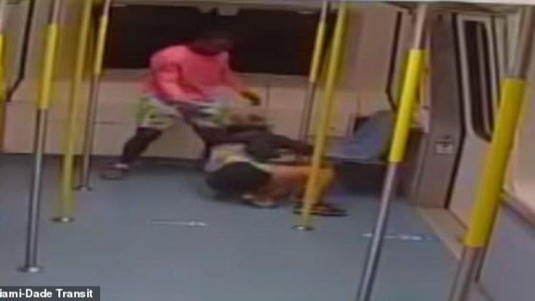 Futet në tren dhe pa ndonjë arsyetim fillon ta grushtoj brutalisht 29-vjeçaren, kamerat e sigurisë filmojnë gjithçka brenda metrosë së Floridas