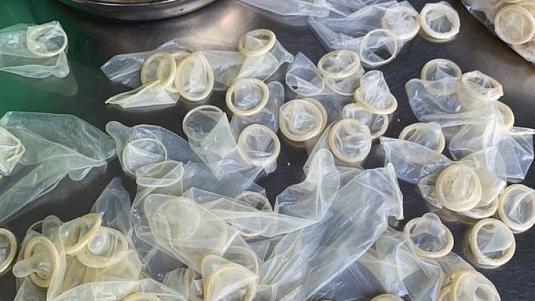 Nëse shkoni në Vietnam merrni me vete, policia konfiskon 324 mijë prezervativë që pas përdorimit i rishitën
