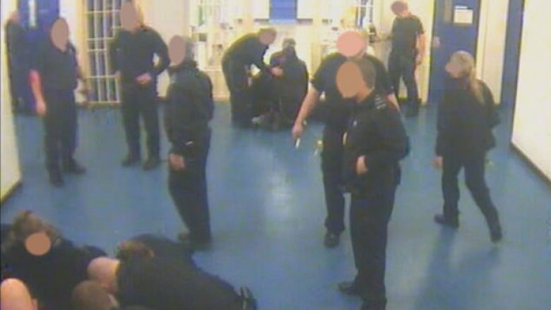 Të burgosurit rrahin brutalisht gardianin në një burg në Angli, kamerat e sigurisë kapin momentin kritik