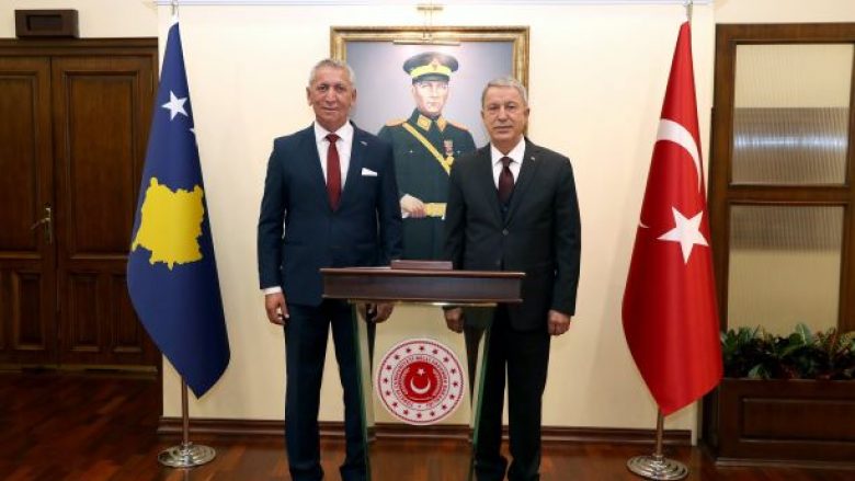 Quni pritet në takim nga ministri i Mbrojtjes Kombëtare të Turqisë
