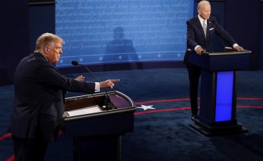 Trump dhe Biden fyejnë dhe i bërtasin njëri-tjetrit gjatë debatit