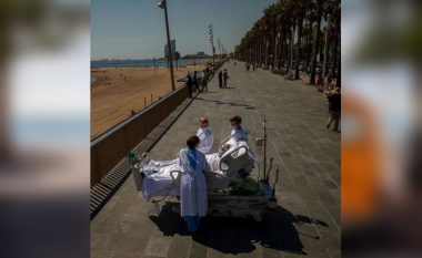 Mjekët spanjollë nxjerrin pacientët me COVID të marrin rreze dielli, u bën mirë për shëndetin mendor
