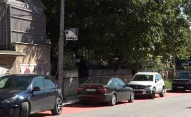 Parkojnë veturat në shtigjet e biçikletave në Prishtinë