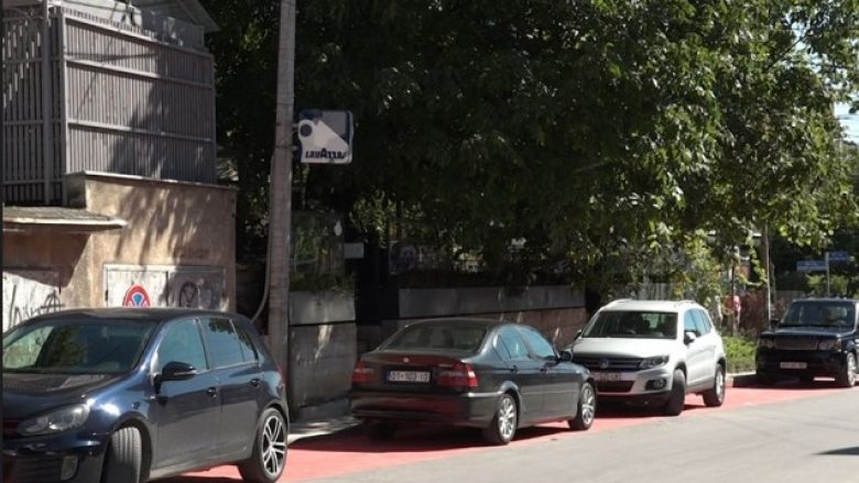 Parkojnë veturat në shtigjet e biçikletave në Prishtinë