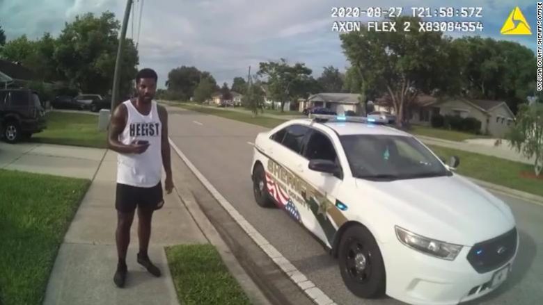 E prangosën sepse u ngjante me të dyshuarin për plaçkitje, burrit me ngjyrë më vonë i ofruan punë në zyrën e sherifit në Florida