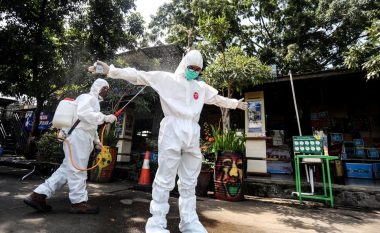 Pastrojnë kanalizime e i mbyllin nëpër varreza, metodat që aplikohen në Indonezi për ata që nuk bartin maska mbrojtëse