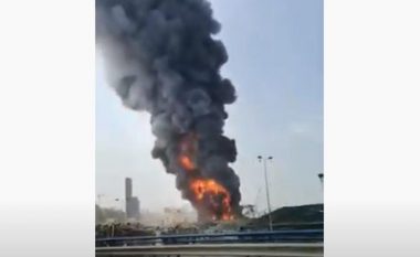 Situatë dramatike në Bejrut, zjarr në port – re e zezë tymi ngritet mbi qiellin e qytetit