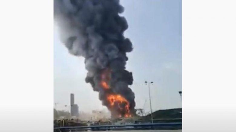 Situatë dramatike në Bejrut, zjarr në port – re e zezë tymi ngritet mbi qiellin e qytetit