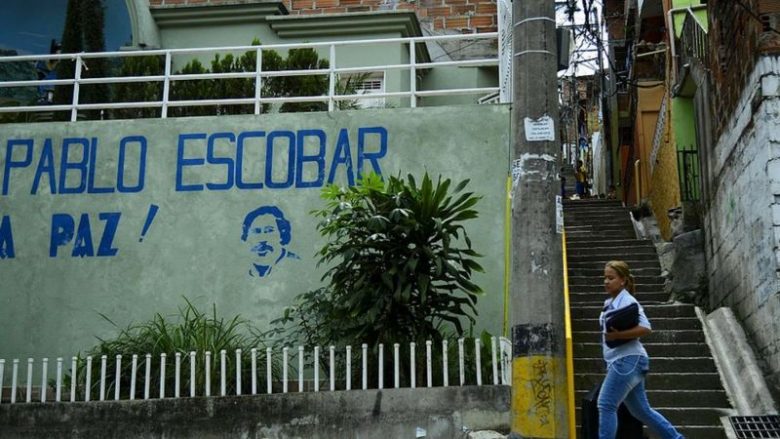 Nipi i Pablo Escobar gjen 18 milionë dollarë të xhaxhasë së tij, të fshehura në murin e një apartamenti