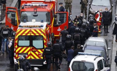 Shtatë persona u arrestuan pas sulmit me thikë pranë ish-zyrave të Charlie Hebdo