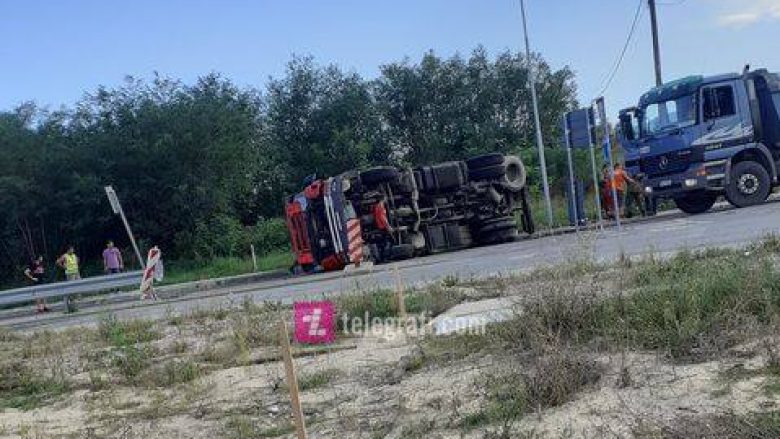 Rrokulliset një autocisternë në magjistralen Pejë-Prishtinë, dy persona të lënduar