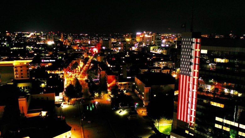 Objekti i Qeverisë ndriçohet me ngjyrat e flamurit amerikan në kujtim 11 shtatorit