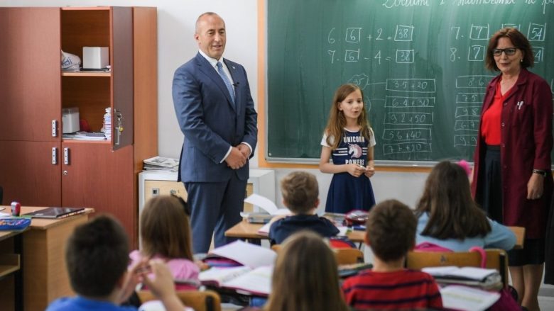 Haradinaj uron nxënësit dhe mësimdhënësit për fillimin e vitit të ri shkollor