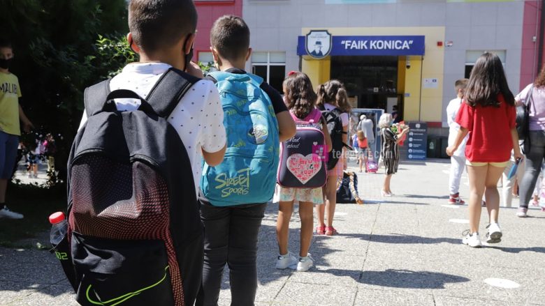 Nxënësit u kthehen bankave shkollore, nën masa të rrepta anti-covid