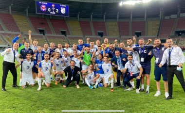 Festa e futbollistëve dhe zyrtarëve të Dritës pas triumfit historik ndaj Sileksit