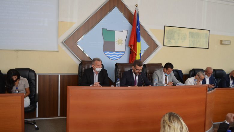 Komuna e Mitrovicës liron nga pagesa për shfrytëzim të hapësirës publike të gjitha bizneset deri në dhjetor të vitit 2021