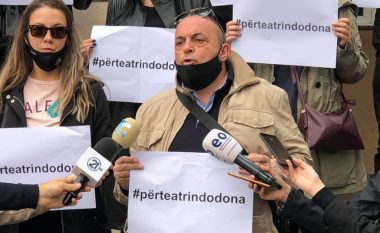 Artistët protestojnë para Komunës së Prishtinës