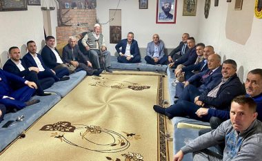 Jashari viziton familjen e Hysni Gucatit: Lufta e UÇK-së ishte e pastër