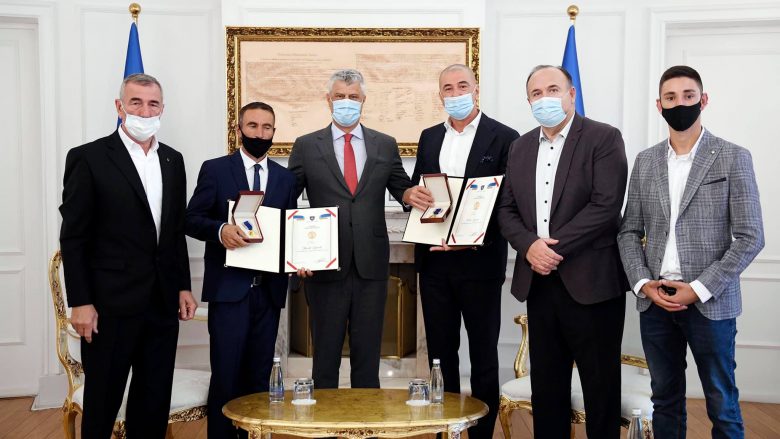 Thaçi dekoron Hamit dhe Halim Ngucatin me “Urdhrin Heroi i Kosovës”