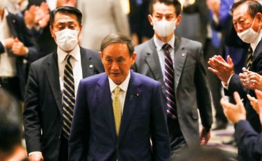 Yoshihide Suga, një hap afër pozitës së kryeministrit të Japonisë