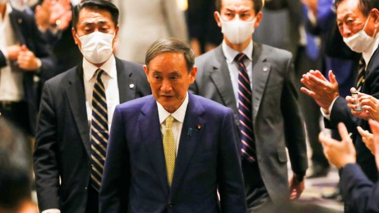 Yoshihide Suga, një hap afër pozitës së kryeministrit të Japonisë