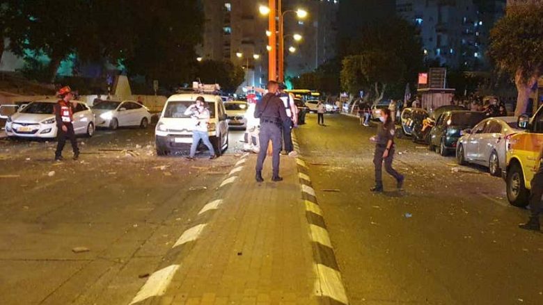 Momenti i shpërthimit të një rakete palestineze në Izrael, lëndohen disa persona