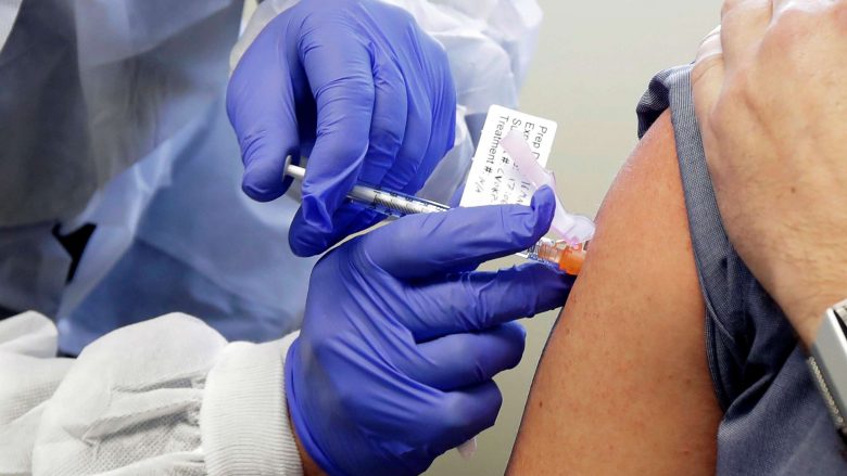Vaksina anti-COVID: Doza e dytë nuk duhet të vonohet te personat me kancer