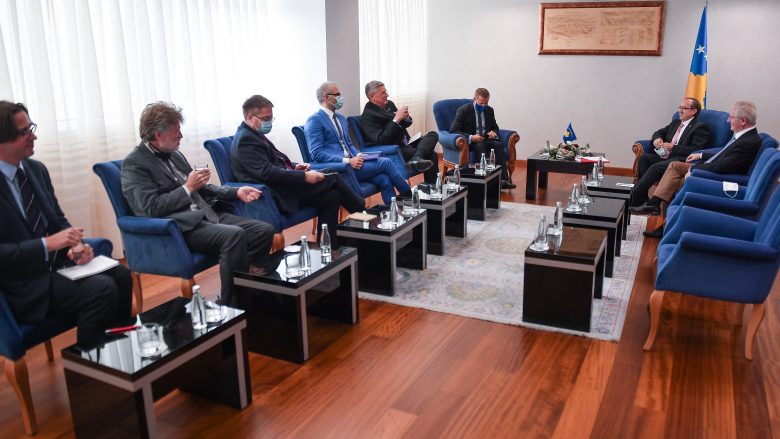 Hoti takohet me ambasadorët e QUINT-it dhe shefin e Zyrës së BE-së në Kosovë, flasin për COVID-19 dhe rimëkëmbjen ekonomike