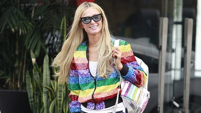 Paris Hilton merr vëmendje me stil të veshjes sikur në vitin 2000