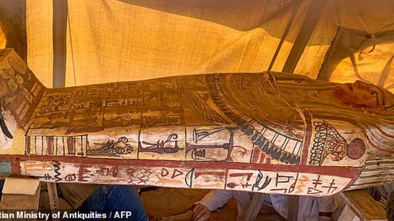 Arkeologët zbulojnë 27 arkivole të lashtë prej druri të varrosur për 2500 vjet në Egjipt