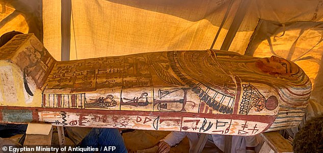Arkeologët zbulojnë 27 arkivole të lashtë prej druri të varrosur për 2500 vjet në Egjipt