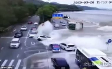 Dallgë jonormale – batica e lartë e lumit i largon makinat nga rruga në Kinë