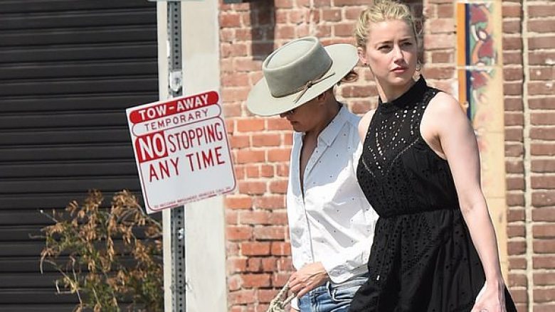 Amber Heard merr vëmendje gjatë shëtitjes me të dashurën e saj, Bianca Butti
