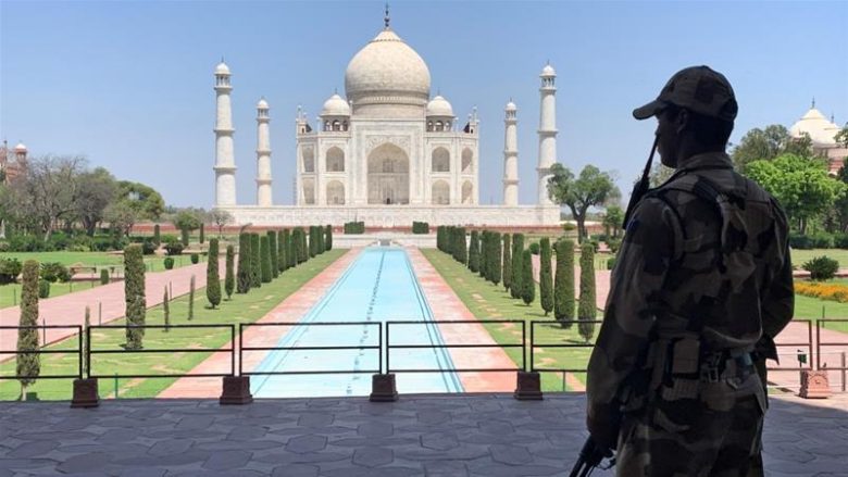 Taj Mahal rihapet për vizitorët pas gjashtë muajve kur u mbyll për shkak të pandemisë së coronavirusit