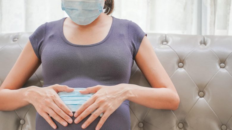 Gratë shtatzëna që infektohen me COVID-19 kanë të ngjarë të kenë më pak simptome, por janë në rrezik më të madh për kujdes intensiv